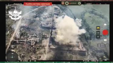 Українські бійці обстрілюють окупантів, оточених на Агрегатному заводі у Вовчанську