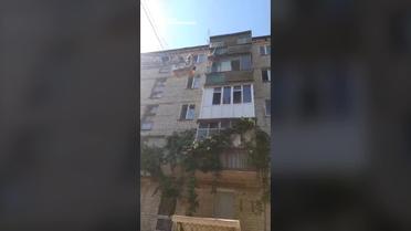 Висел вниз головой, пока не сняли спасатели! Николаевец поплатился за путь домой через балкон