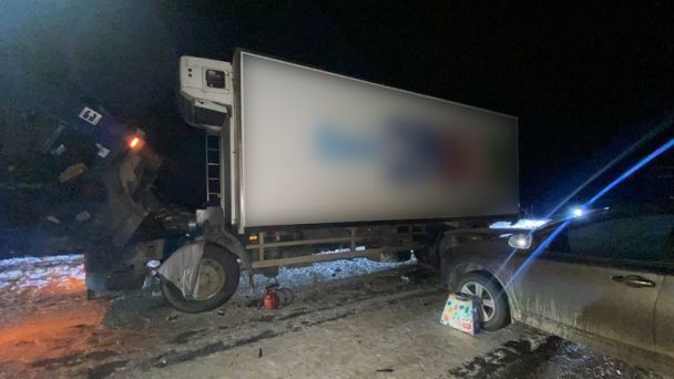 Пасажирка легковика загинула на місці.