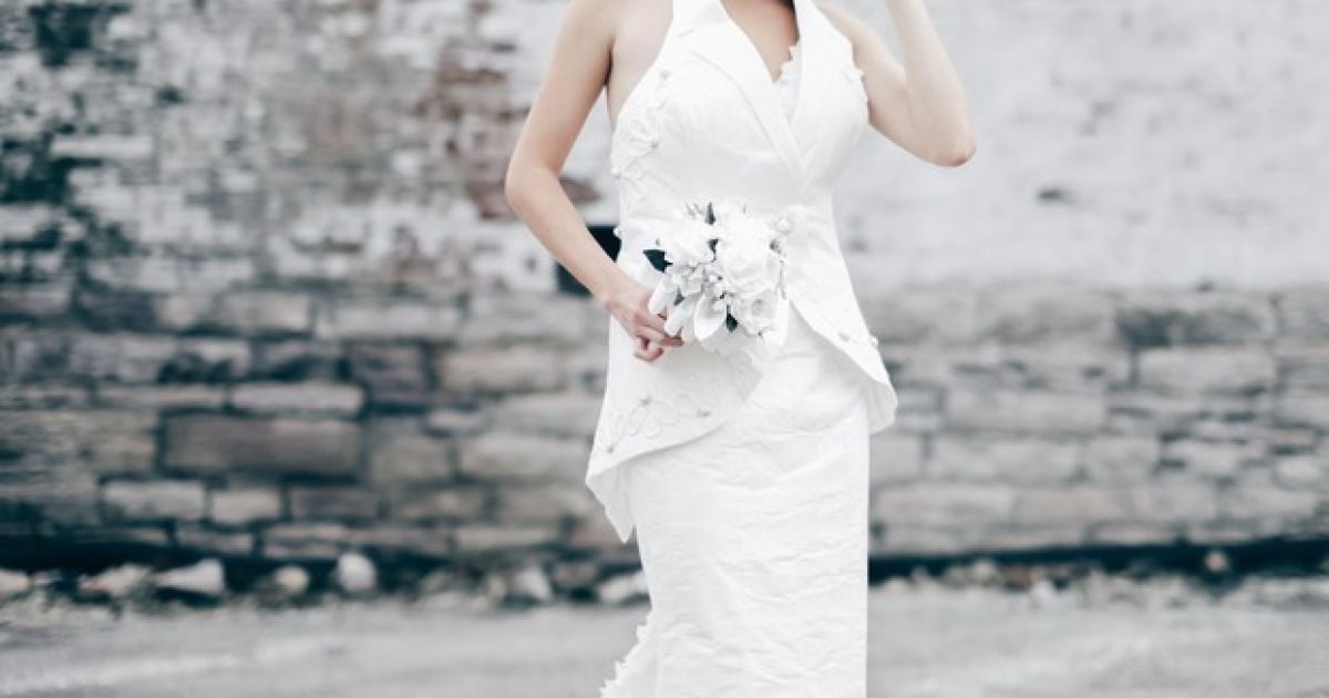 Платья для свадьбы шьют из туалетной бумаги / © Cheap-chic-weddings