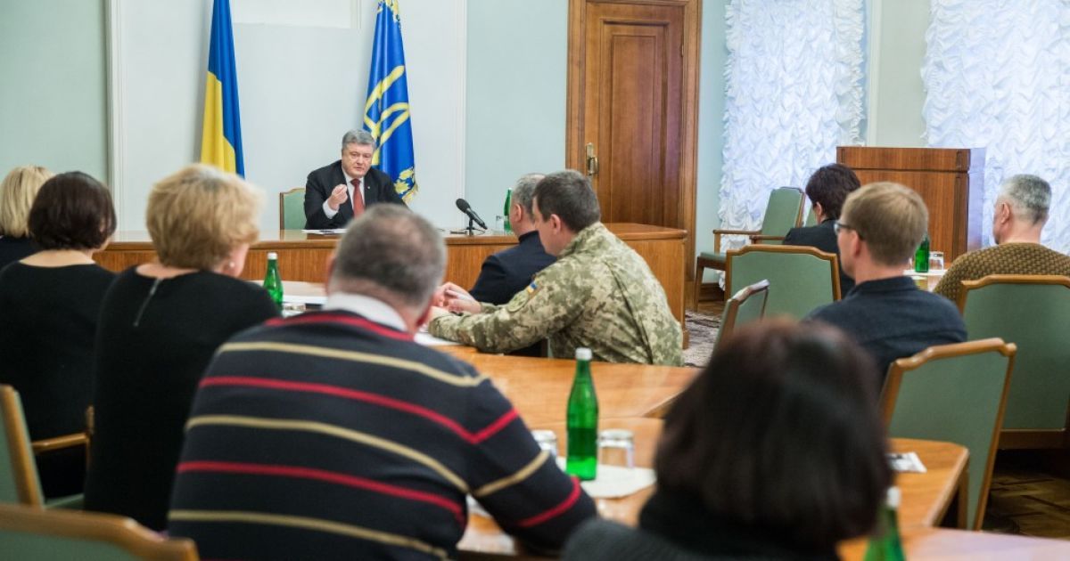 Петро Порошенко з родичами заручників