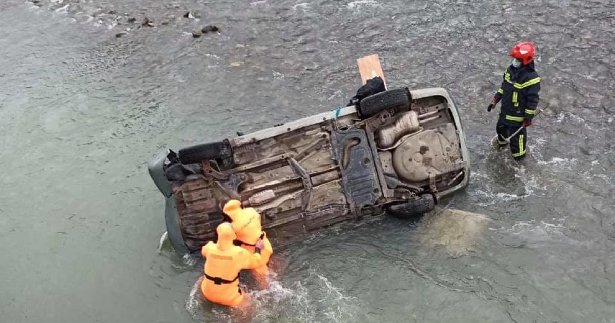 Во Львовской области авто упало в реку: один человек погиб, еще 2 — травмированы