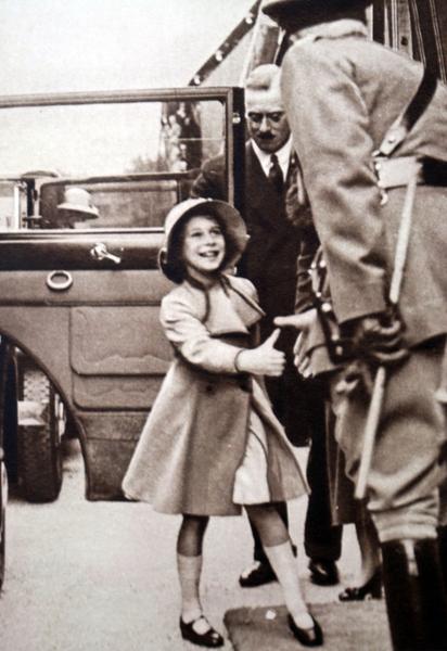 Фотография принцессы Елизаветы, которую приветствует чиновник, Виндзор. Датируется 20 веком. / © Getty Images