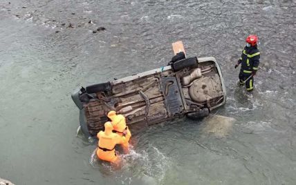 Во Львовской области авто упало в реку: один человек погиб, еще 2 — травмированы