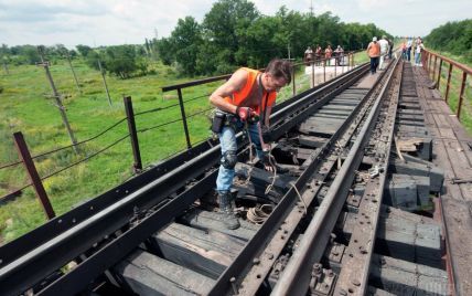 У Росії обрушився залізничний міст: три вагони впали в річку