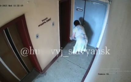 Блестящая "спецоперация": в Славянске женщина подбросила соседям под дверь фекалии и стала звездой Сети (видео)