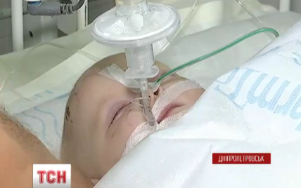 Медики продолжают бороться за жизнь раненого боевиками младенца