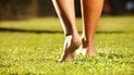 Ходьба босоніж на свіжому повітрі: чим корисна та які хвороби лікує