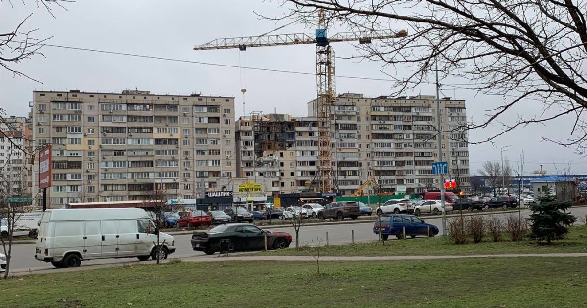 У Києві розбирають зруйновану вибухом багатоповерхівку на Позняках / © из соцсетей