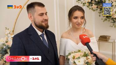 Гості на відеозв’язку, молодята у РАЦСі – українці масово одружуються під час війни