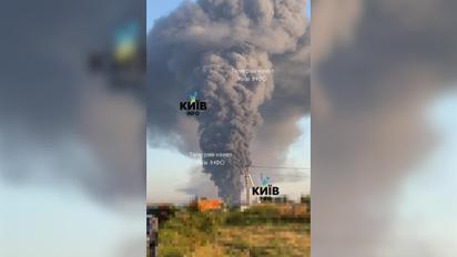 Київ накриває димом: у передмісті від вечора не вщухає пожежа — відео