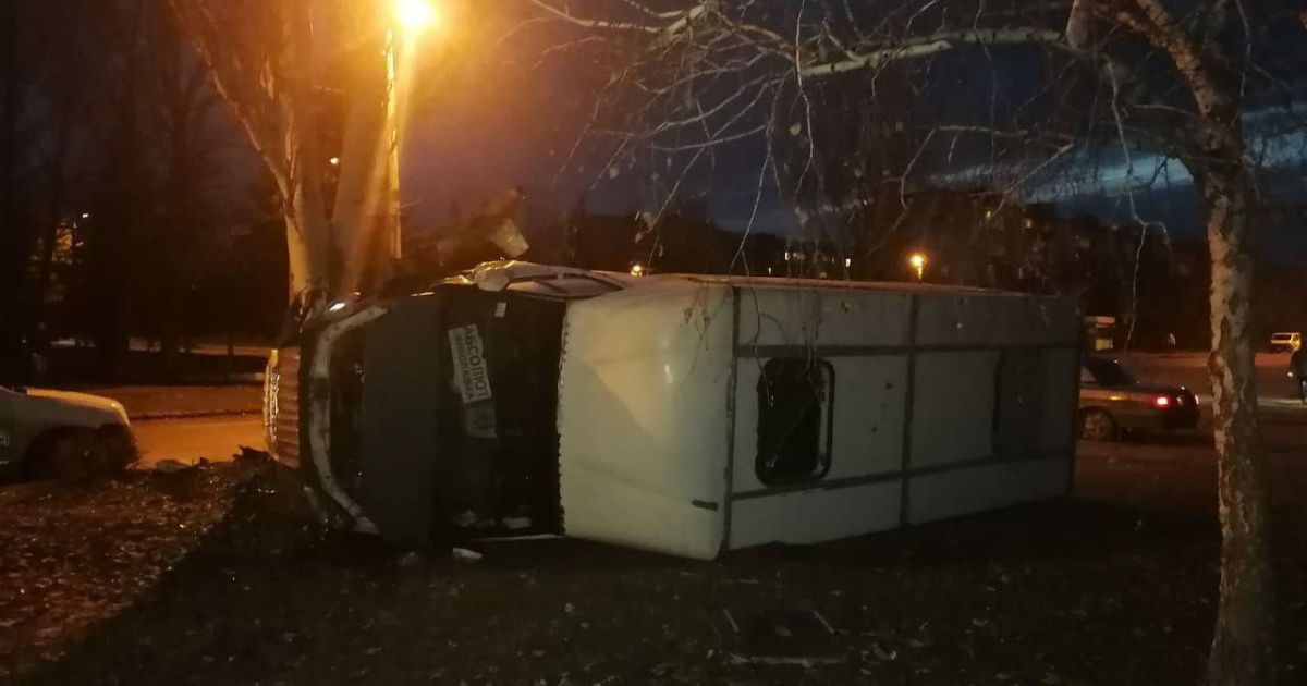 На Донеччині перевернувся автобус з людьми: у водія за кермом стався інфаркт