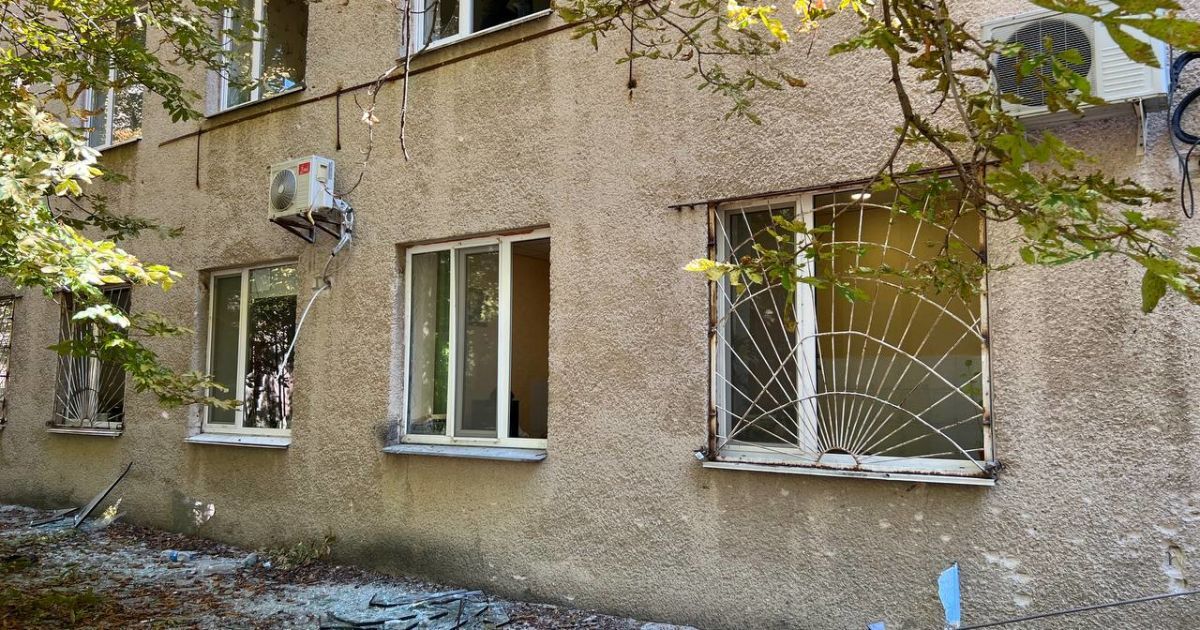 Россияне обстреляли больницы в Николаеве: мэр показал фото последствий