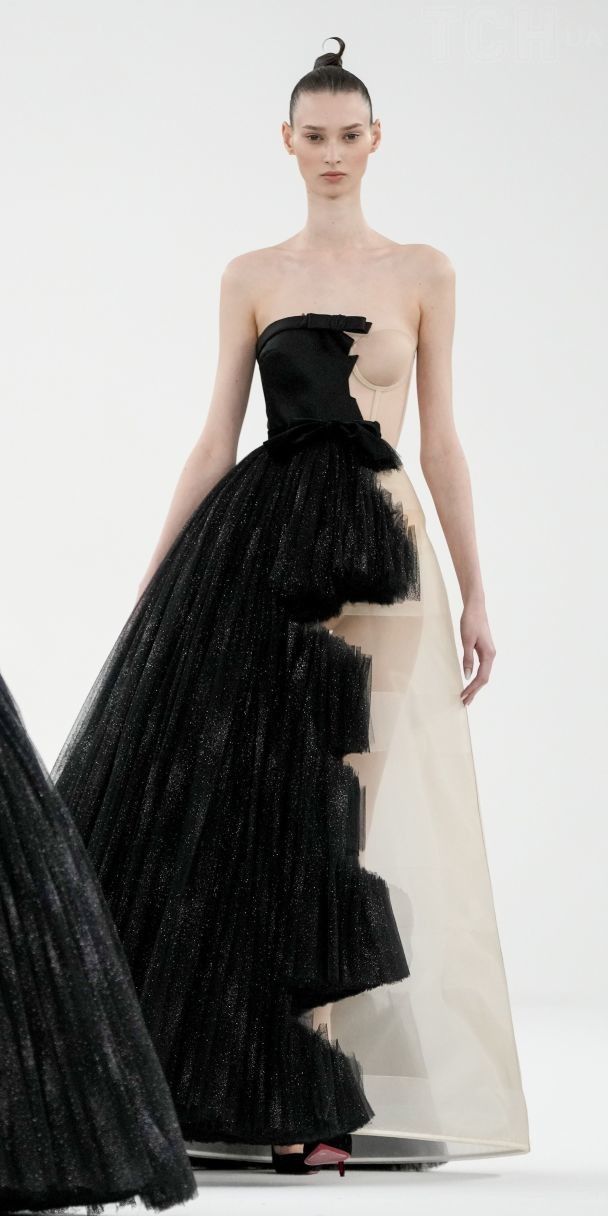 Показ колекції Haute Couture Модного дому Viktor&Rolf / © Associated Press