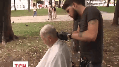 В столице появился своеобразный парикмахер-Робин Гуд