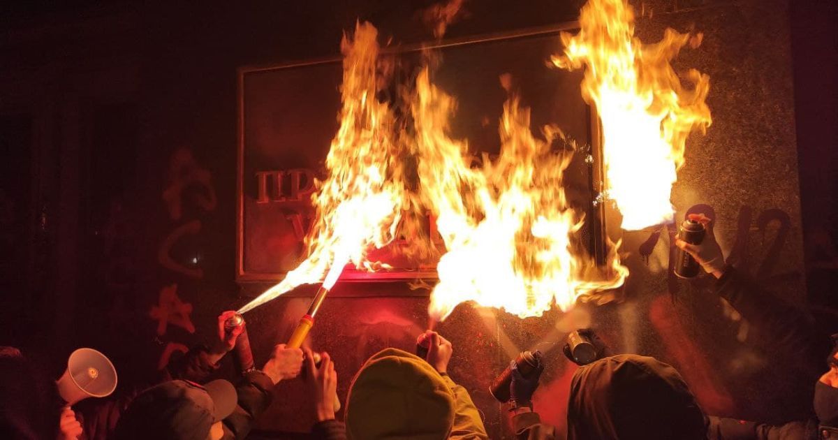 Все в красном дыму: во время протеста в поддержку Стерненко подожгли табличку Офиса президента (видео)