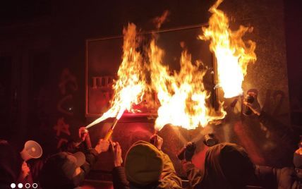 Усе в червоному диму: під час протесту на підтримку Стерненка підпалили табличку Офісу президента (відео)