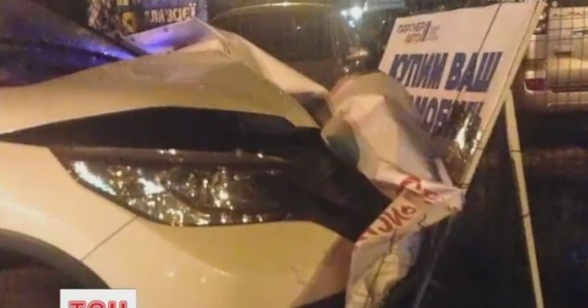 Пьяный водитель в столице влетел в автостоянку