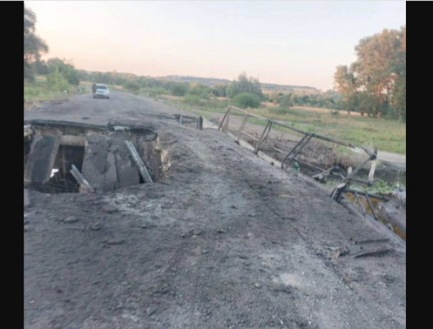 Знищений міст через річку Сейм біля села Зване Курської області. Фото: Astra. / © 