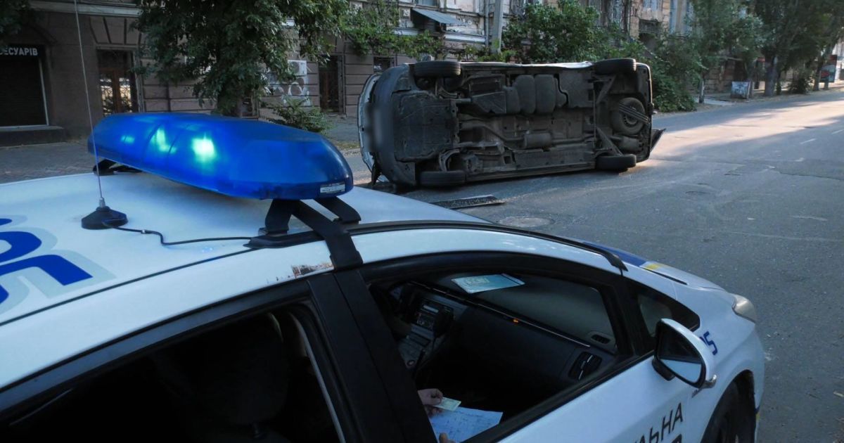 У Херсоні автомобіль з виборчими бюлетенями потрапив у ДТП