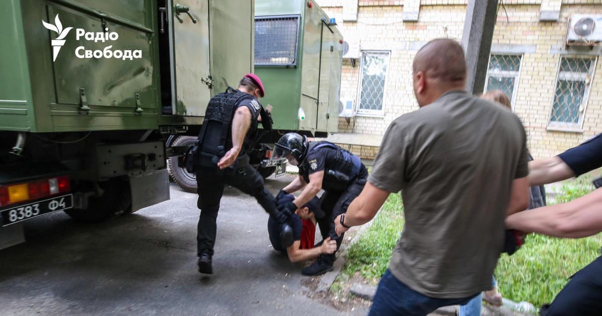 Поліціянтів, які били протестувальника під судом у справі Стерненка, відсторонили – Крищенко