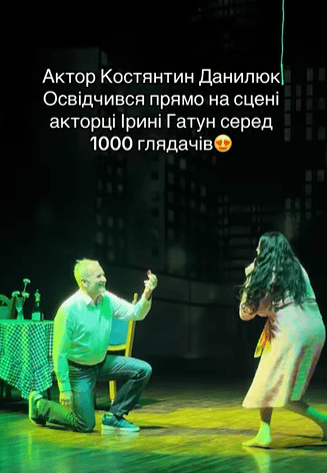 Актор Костянтин Данилюк на колінах перед Іриною Гатун / © скриншот з відео
