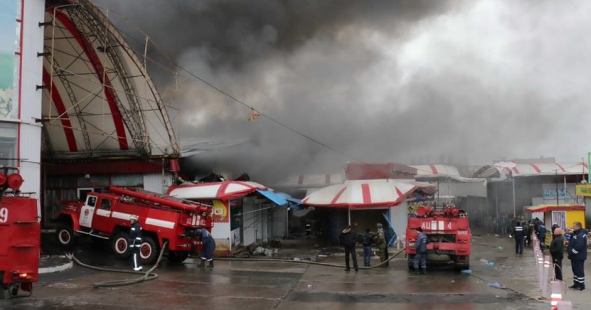 Рынок "Барабашово" в Харькове горел в течение двух часов / © ГСЧС
