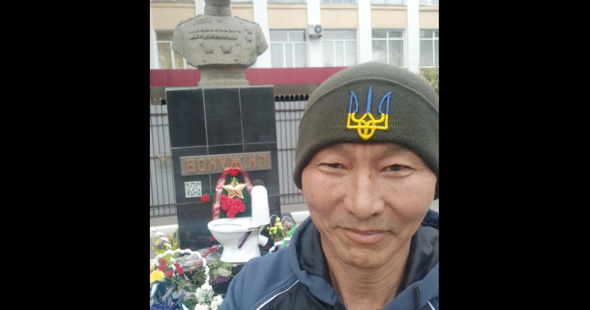 У Казахстані активіст Жаннат Ахмедьяров приніс до погруддя маршалу Жукову унітаз