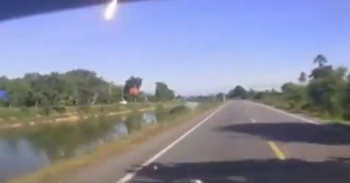 Жители Бангкока могли наблюдать падение метеорита.