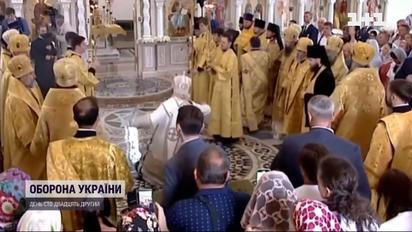 Розпластався на "святій воді": як російський патріарх Кирило простягнув ноги посеред церкви