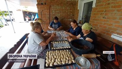 Багатодітна сім’я передає їжу на фронт