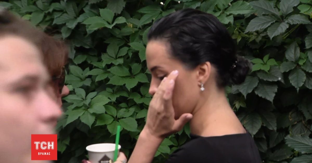 В черном и с заплаканными глазами: Астафьева поддержала акцию зоозащитников