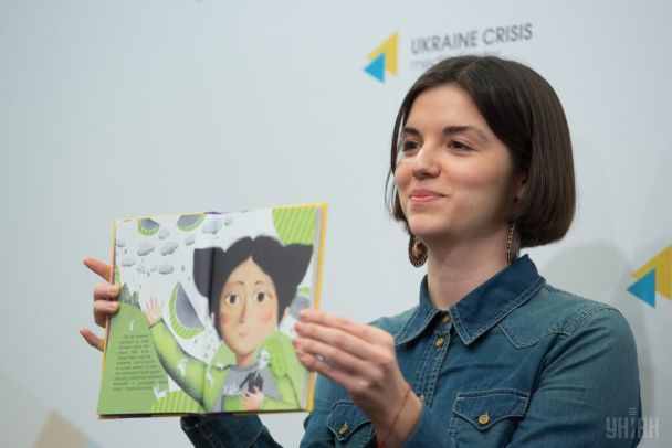 Ілюстратор Марія Фоя з книжкою / © УНІАН