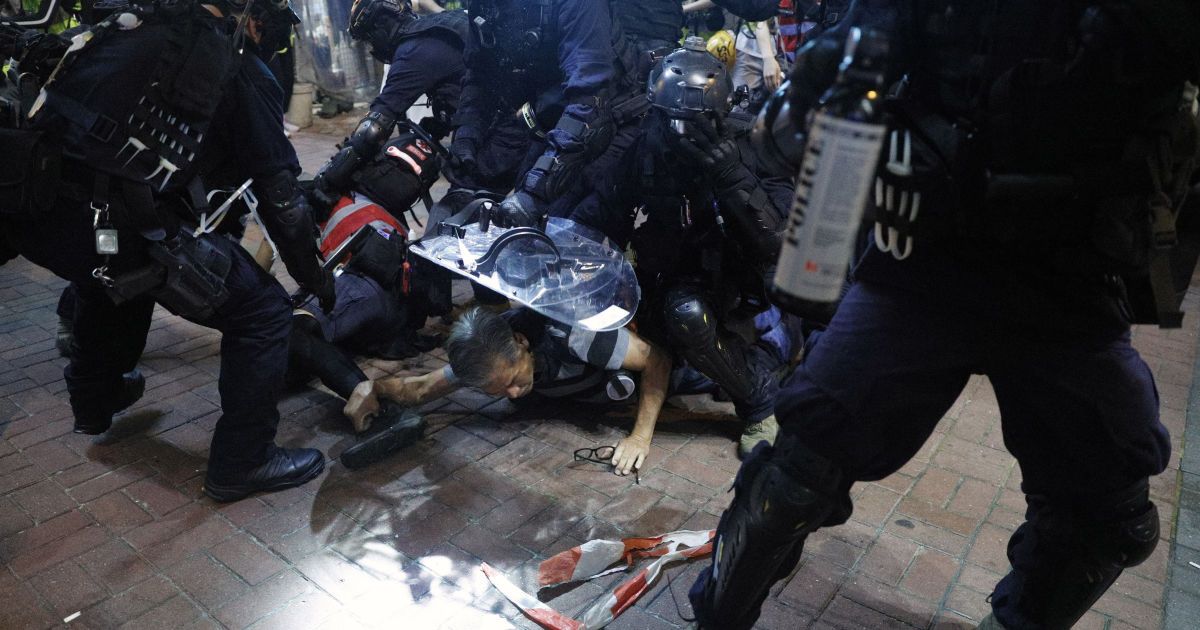 По меньшей мере 54 человека пострадали во время столкновений на улицах Гонконга