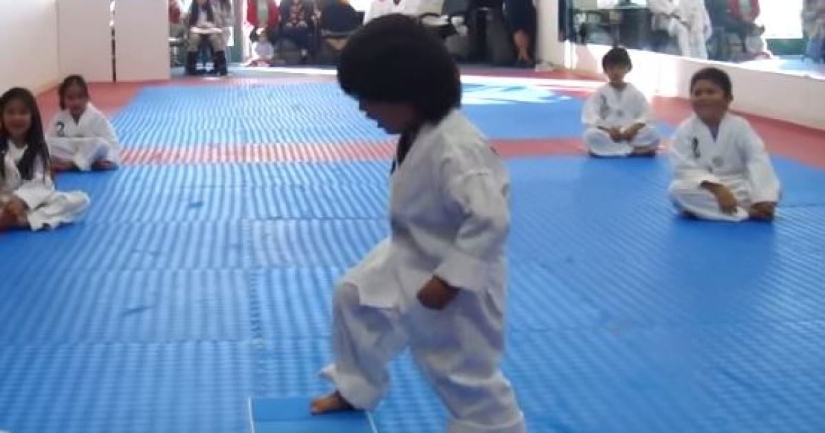 Мальчику удалось разломать доску