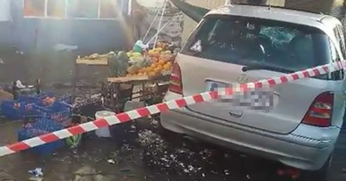 В Ужгороде авто влетело в палатку на стихийном рынке, есть пострадавшие