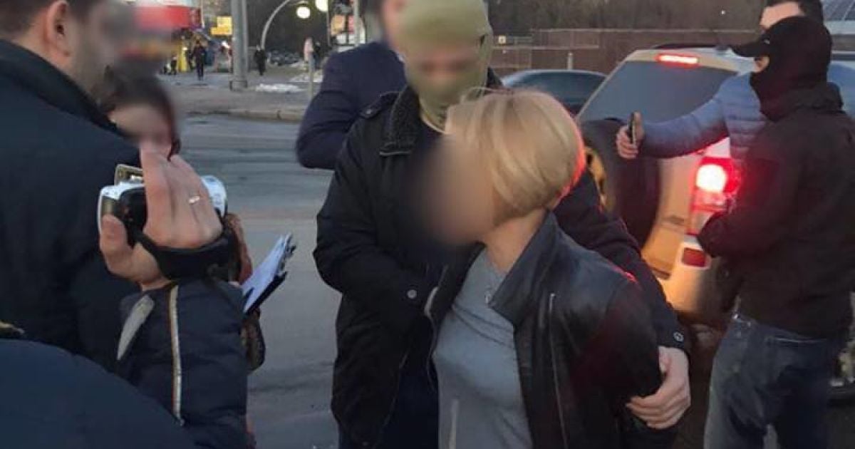 На Київщині затримали чиновницю селищної ради, яка отримала хабар у вигляді автомобіля