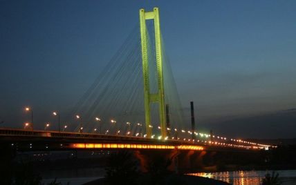 В Киеве частично ограничили движение по Южному мосту