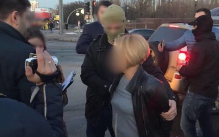 На Київщині затримали чиновницю селищної ради, яка отримала хабар у вигляді автомобіля