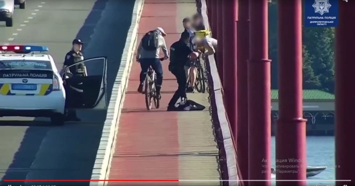 Все описала у листі: у Дніпрі в останній момент врятували жінку, яка хотіла стрибнути з мосту (відео)