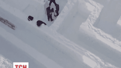 На польском курорте возводят гигантский лабиринт из снега