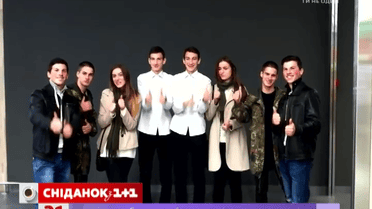 Актуальний інтернет. Близнюки дивували пасажирів у столичній підземці