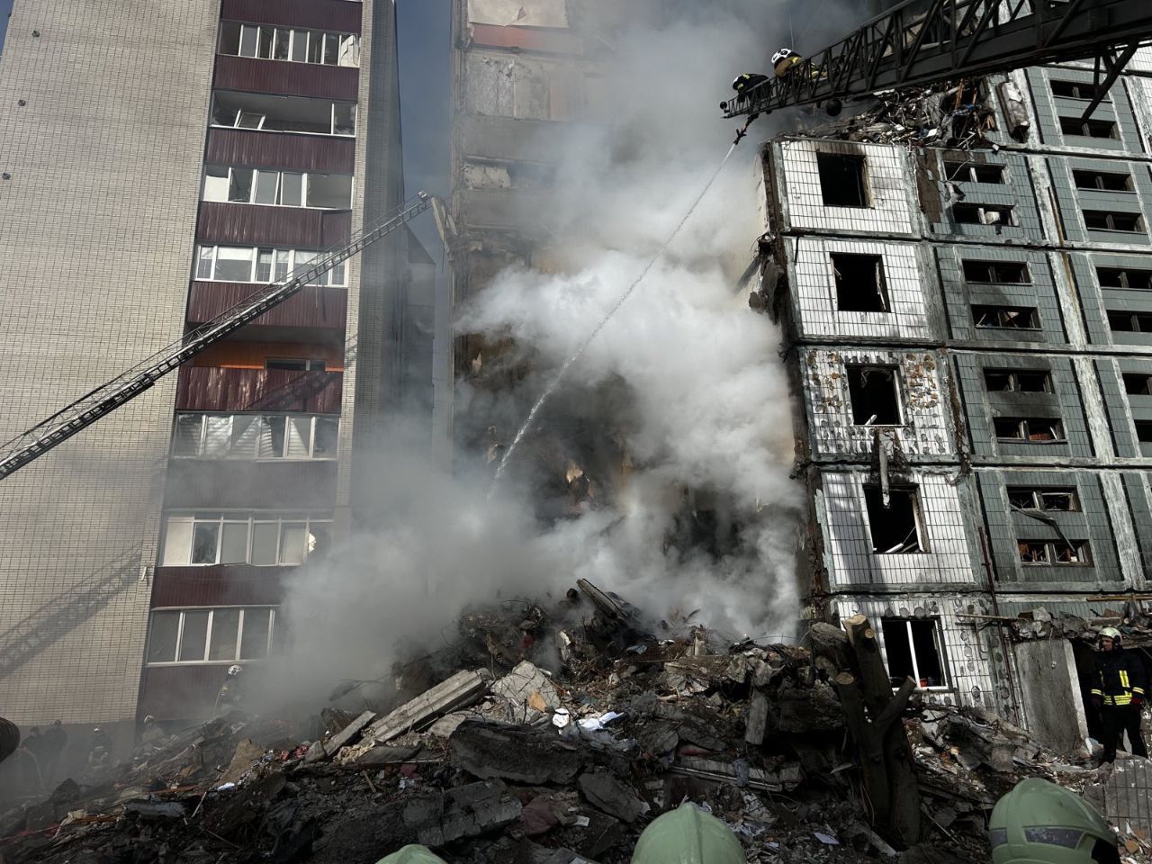 A Russian missile destroyed the entrance of a residential building in Uman.  Photo: Igor Taburets.  / © 