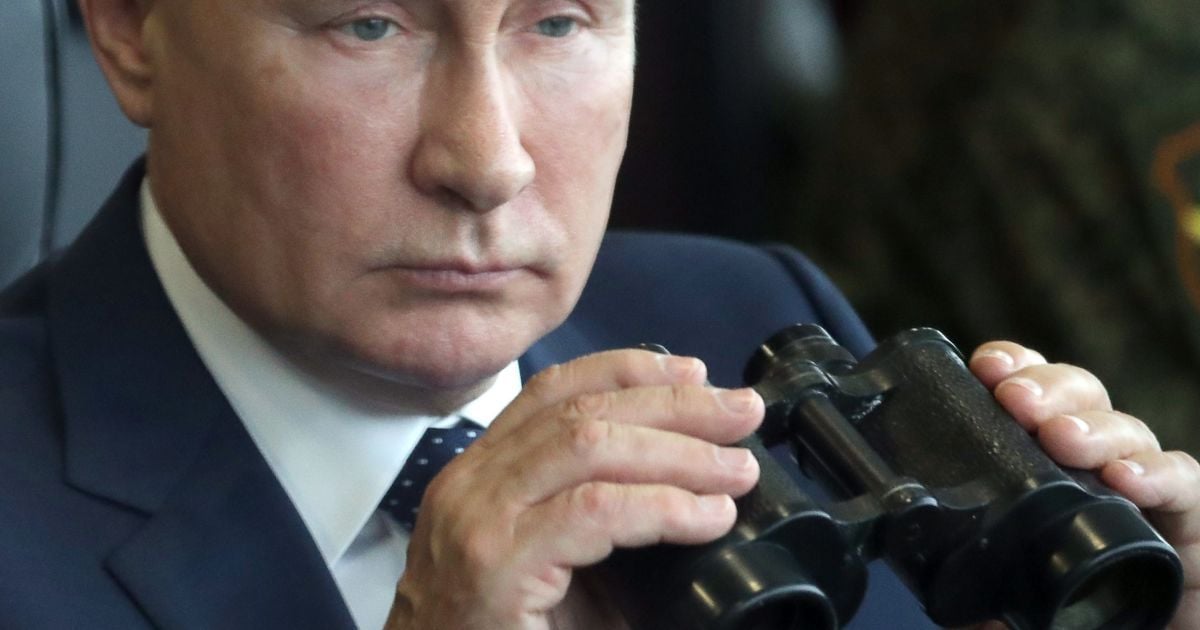 Путин уже настраивает свой бинокль, чтобы "внимательно следить" за ходом переговоров в Саудовской Аравии, куда его не пригласили / Associated Press