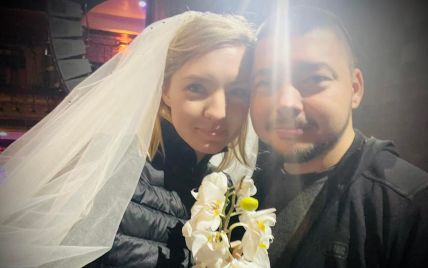 Весілля в перерві між обстрілами: у Києві за законами воєнного стану одружилися поліцейський з журналісткою