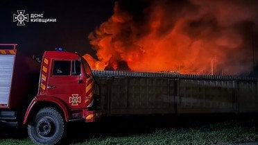 ШАЛЕНА ПОЖЕЖА ПІД КИЄВОМ після російської атаки!