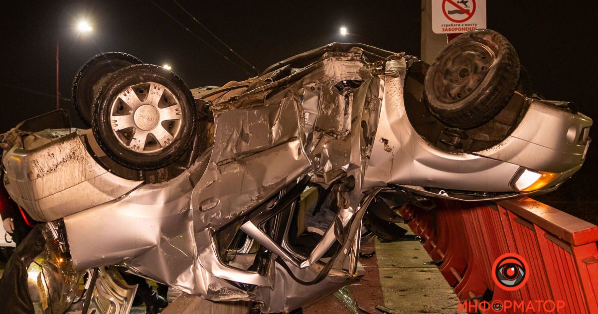 В Днепре на Новом мосту занесло легковушку: одного из пассажиров выбросило из авто, есть погибшие и пострадавшие (видео)