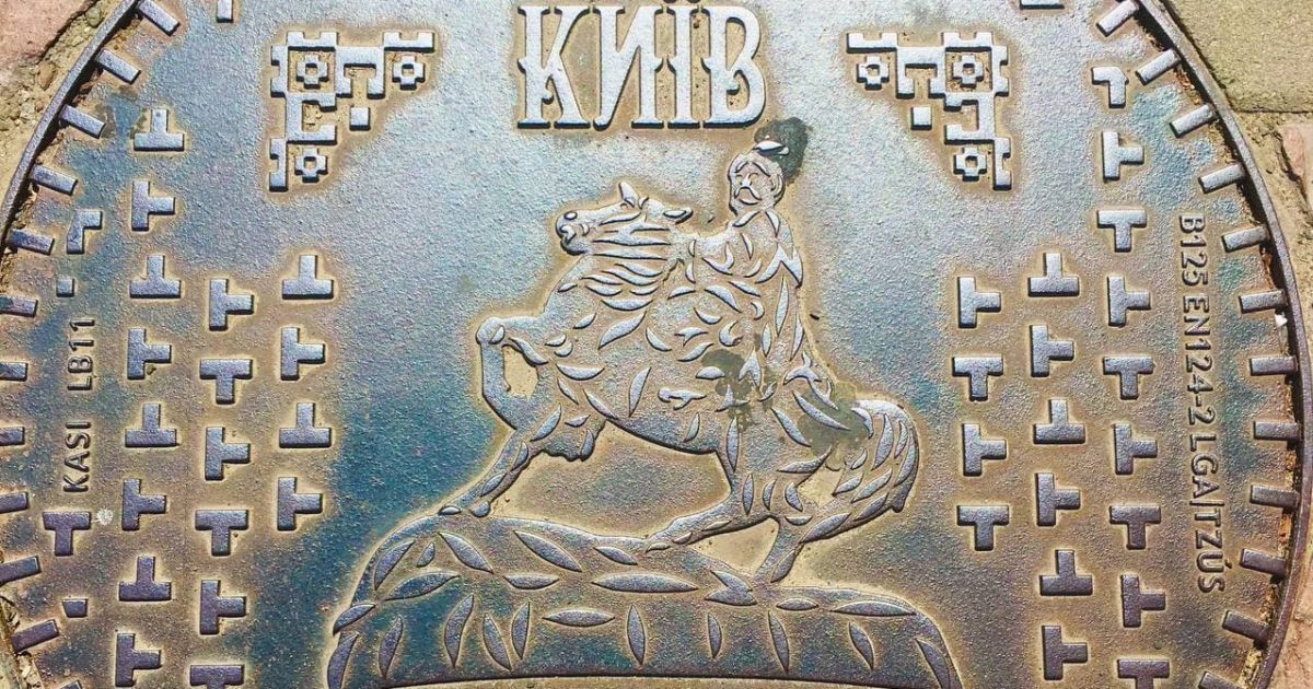 Заварили люк: в Києві комунальники замкнули безпритульного у колодязі теплотраси