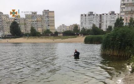 В Киеве достали тело мужчины из озера (фото)