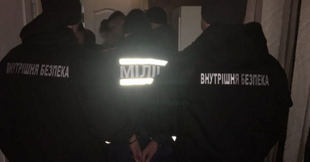 У Запоріжжі затримали поліцейських, які грабували людей